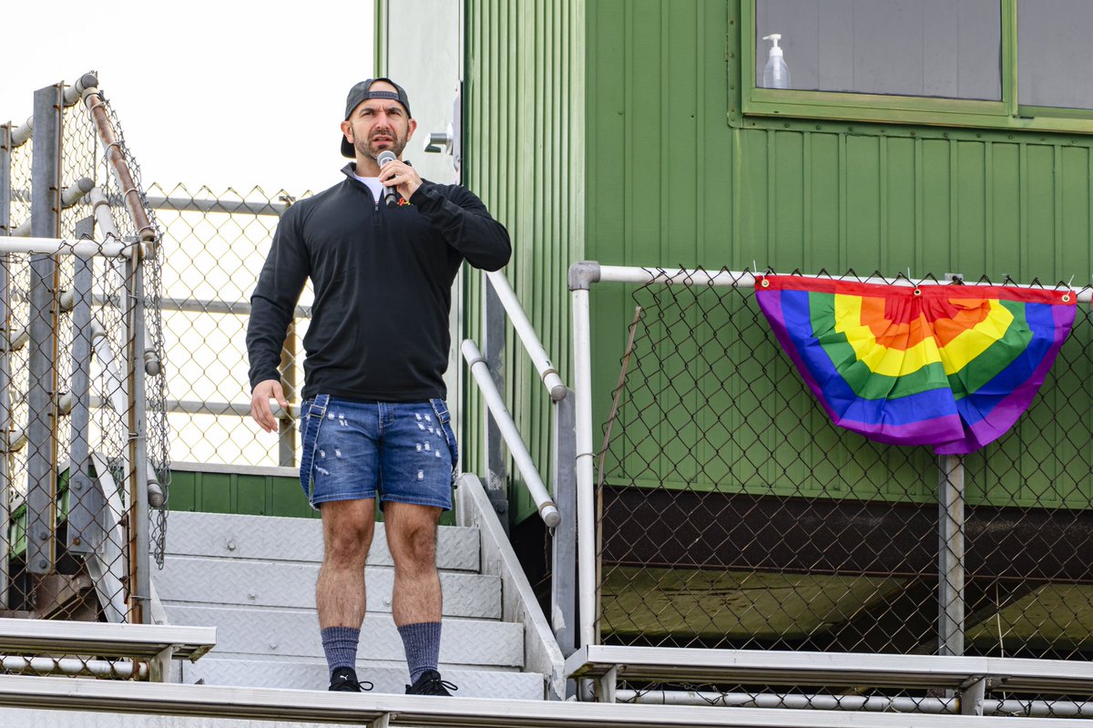 MasonAthletics's tweet image. Our 2023 Pride Meet was a success! 🏳️‍🌈

Congrats to @GeorgeMasonTFXC athlete Josh Walker on being named this year’s recipient of the Mason Athletics Equality Impact Award!