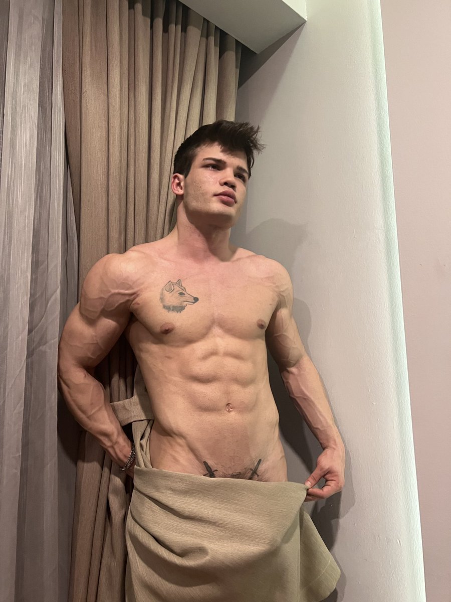 FrBedd's tweet photo. RT if you want to remove the curtain in your DM #fitness https://t.co/ZZAohUC70J