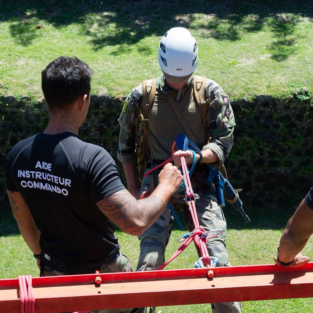 troupesdemarine's tweet photo. #PrépaOps💥| La section #CRAJ du @9eRima et les #GAED du @33eRima ont effectué de nouveau cette année un échange de leur cellule #commando🤝. Cet échange permet d'entretenir la capacité opérationnelle de nos unités et renforcer nos connaissances mutuelles.🤞#StrongerTogether 🦾⚓️ https://t.co/uzOjW3I0gz