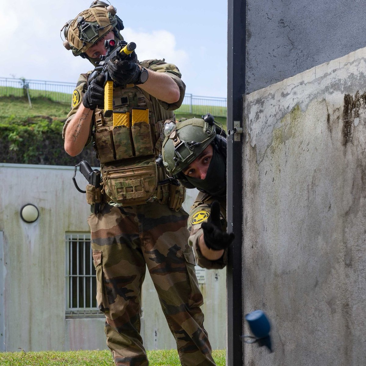 troupesdemarine's tweet photo. #PrépaOps💥| La section #CRAJ du @9eRima et les #GAED du @33eRima ont effectué de nouveau cette année un échange de leur cellule #commando🤝. Cet échange permet d'entretenir la capacité opérationnelle de nos unités et renforcer nos connaissances mutuelles.🤞#StrongerTogether 🦾⚓️ https://t.co/uzOjW3I0gz