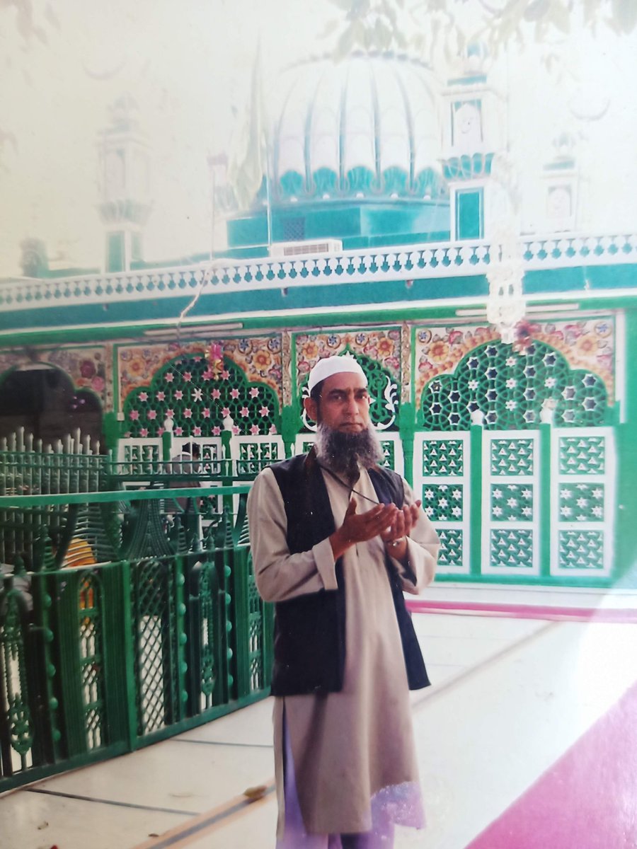 ImranSidd78617's tweet photo. Father in Dargah Sabir Pak ( 2005) https://t.co/tv4UpdR8b7