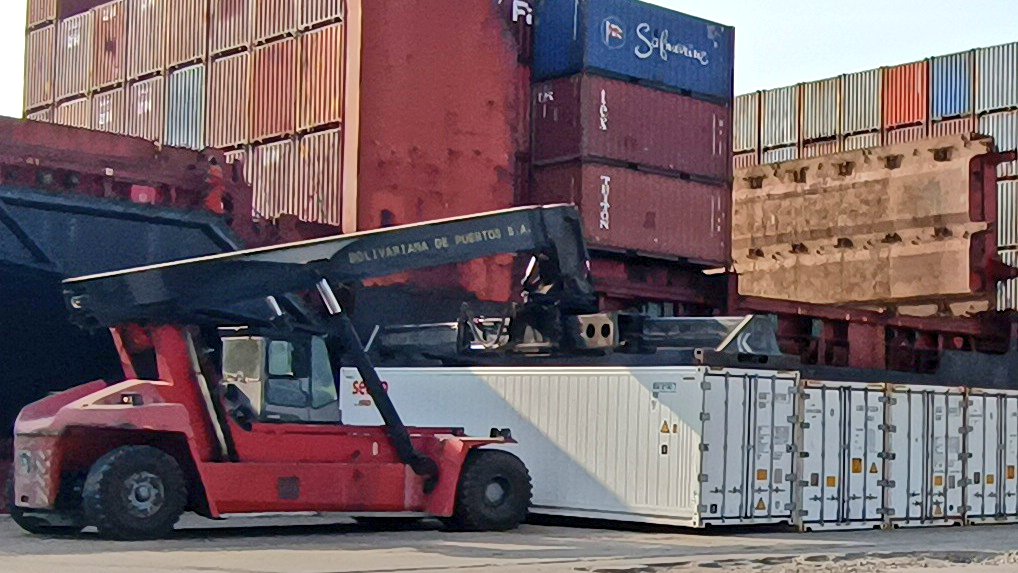 👉 En el <a href="/PuertoMCBO/">Puerto de Maracaibo</a> se desarrollan operaciones de movilización a la carga para exportación.

✅Bolipuertos atienden de manera expedita labores que fortalecen el Motor Exportador de la Nación 🇻🇪
#DomingoDeReencuentro