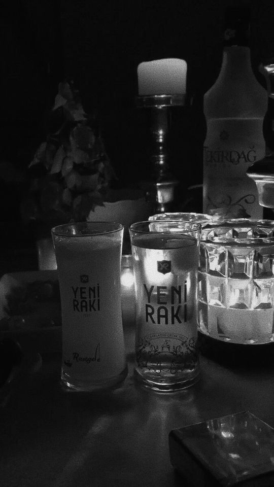 llemrh's tweet photo. Rakı yeni ama kadeh eskiye be gülüm.. https://t.co/Flfz7x5zq6