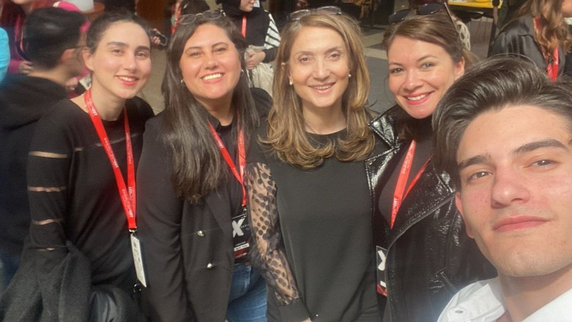 TEDXMETU Ankara'da ben de vardım. Köklerimizden yola çıktık, Türkistan'da durduk, çöllerde bırakılan izleri, kabirsiz kalan aydınları anlattık. Dilin anlatamadığına şiirler eşlik etti. Teşekkürler ODTÜ, teşekkürler
<a href="/BilgeDemirkoz/">M. Bilge Demirköz</a>  <a href="/ahuozyurt/">Ahu Ozyurt</a> 
 #tedxmetuankara