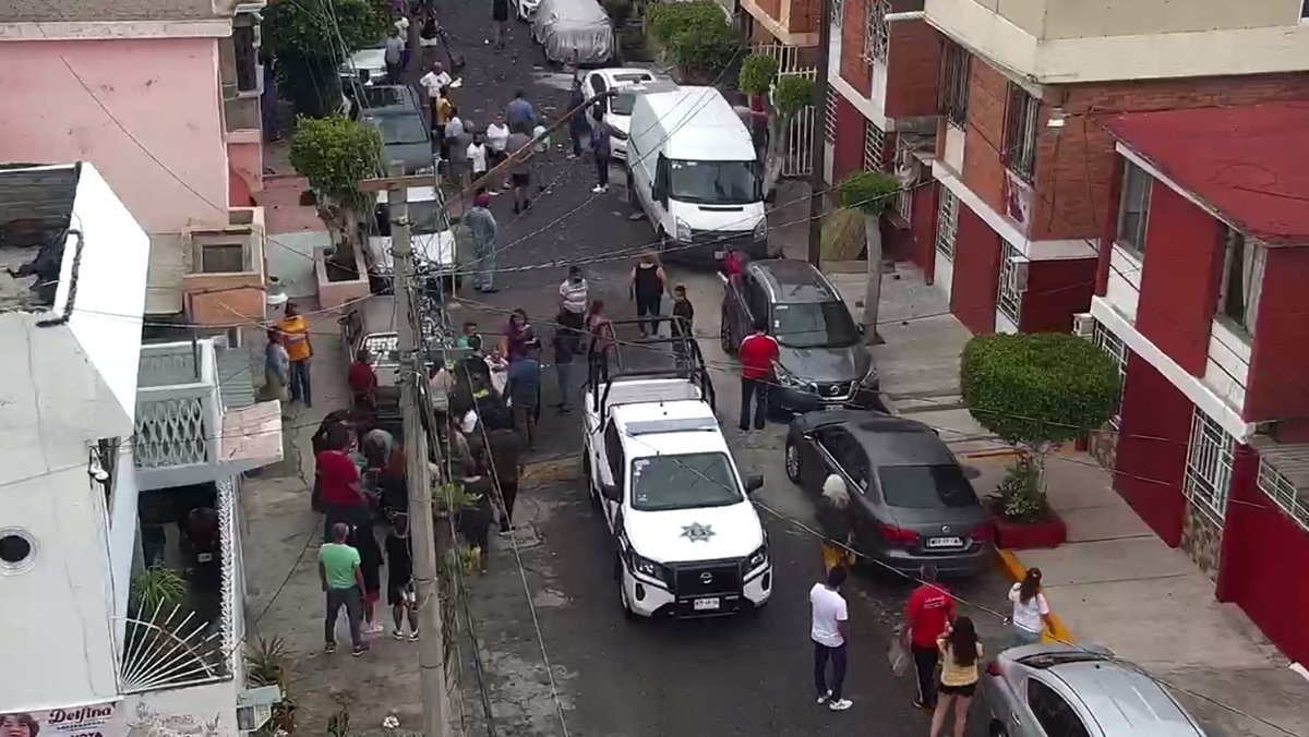 AltavozNot2358's tweet photo. #ULTIMAHORA Así fue la explosión de un tanque de gas en un domicilio de #Nezahualcóyotl. Ocurrió en la calle Valle Vanuales, esquina con Vistulas, en #ValleDeAragon. Hasta el momento se desconoce el número de lesionados. https://t.co/7gc3iOfVfE