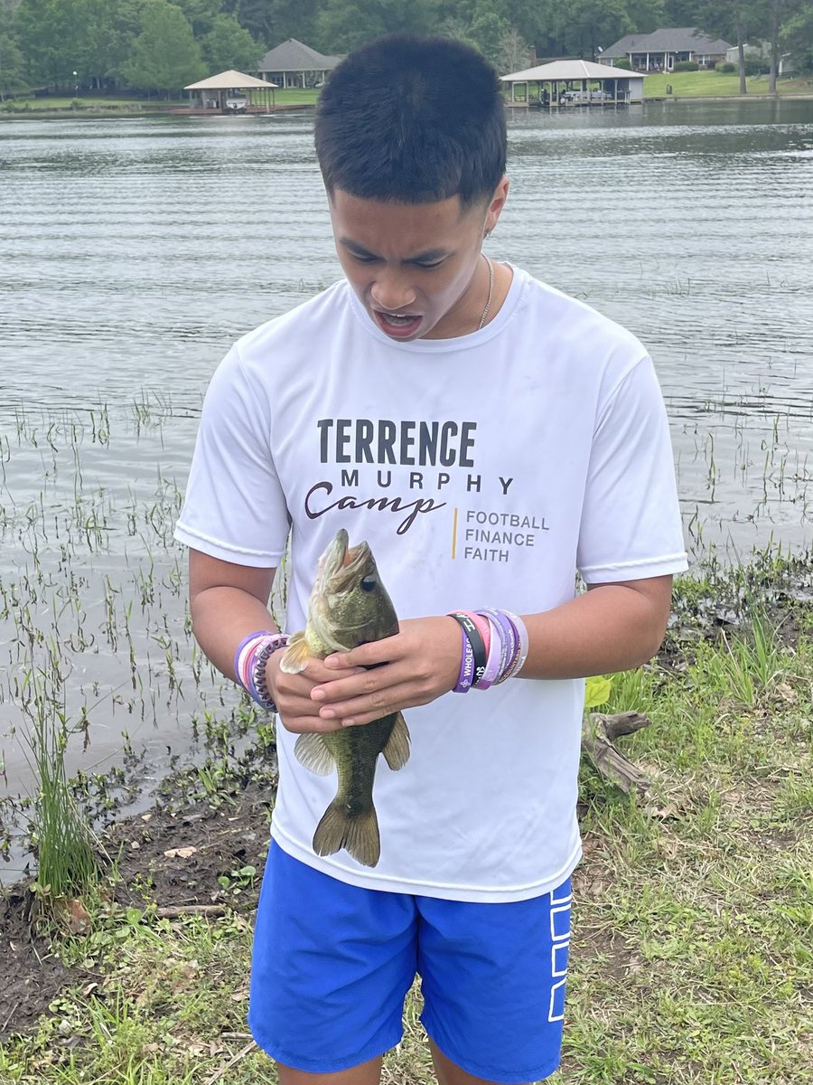 Tora75705's tweet photo. Easter Sunday meant church with the kids. Boat in the water, and bass fishing with a first catch on the bank. #HappyEaster #afternoonatthelake #firstbass #slimy https://t.co/tbZcn7g9Cm