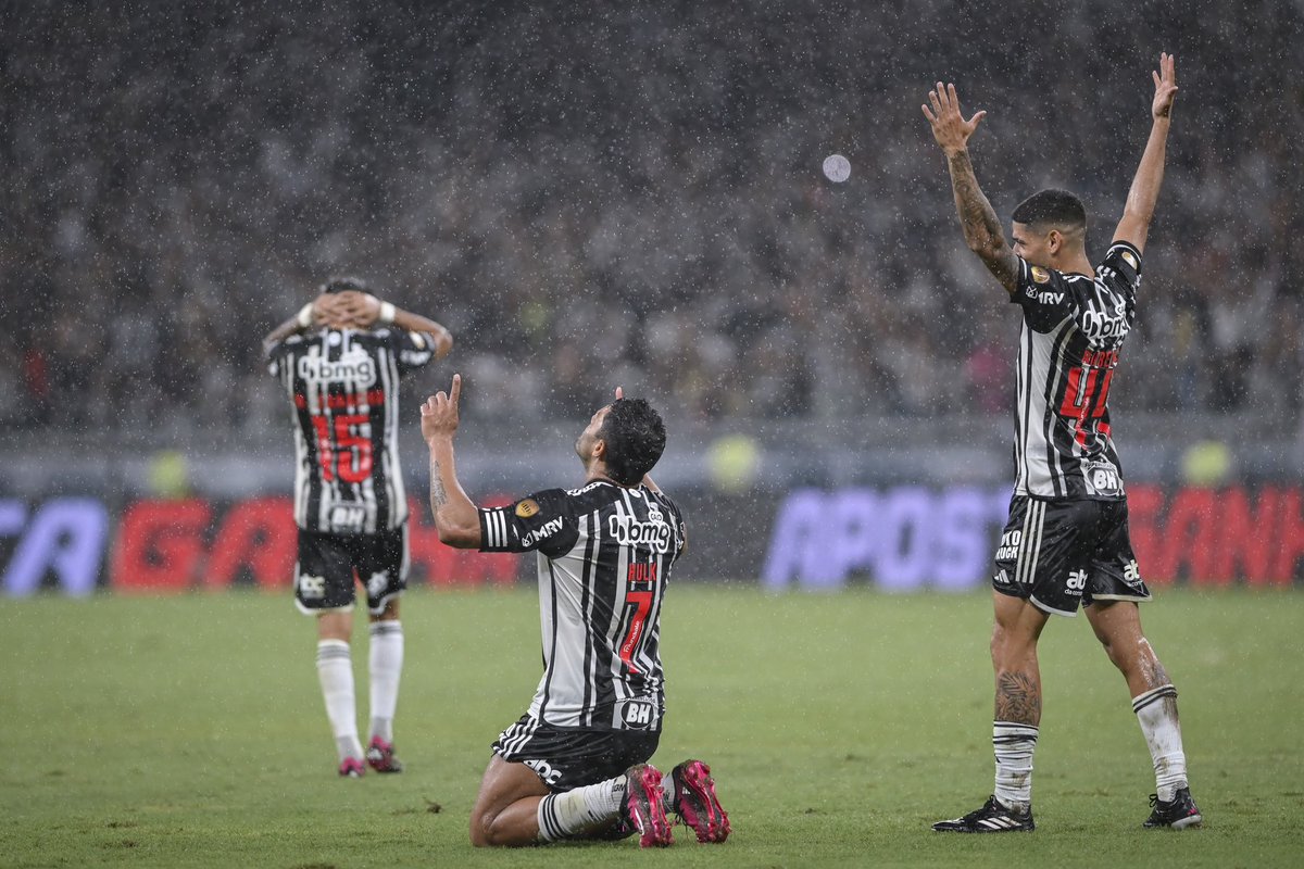 Mineirao's tweet photo. Uma tarde de sol, chuva, gols e TETRA: o Mineirão hoje tava lindo DEMAIS! 🐔💜 https://t.co/oGmiF4n5fV