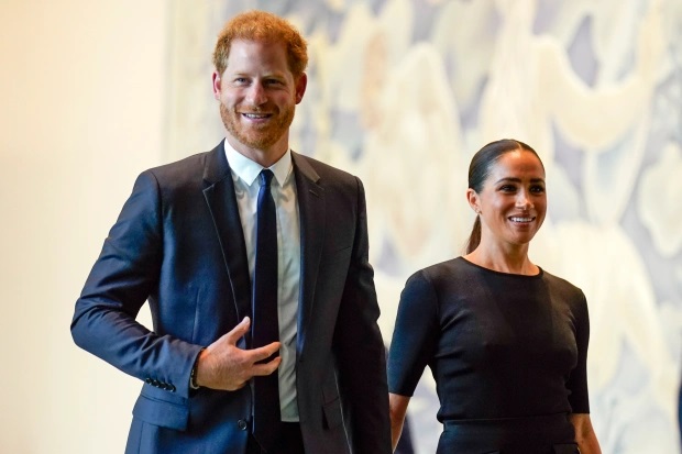 Novela britânica como pitada de reality show, o conflito entre a família real com o casal Príncipe Harry e Meghan Markle acaba de de ganhar outro capítulo: de acordo com o recém-publicado livro "Our King" (do #Destacado1

newmag.com.br/titulo-em-qued…