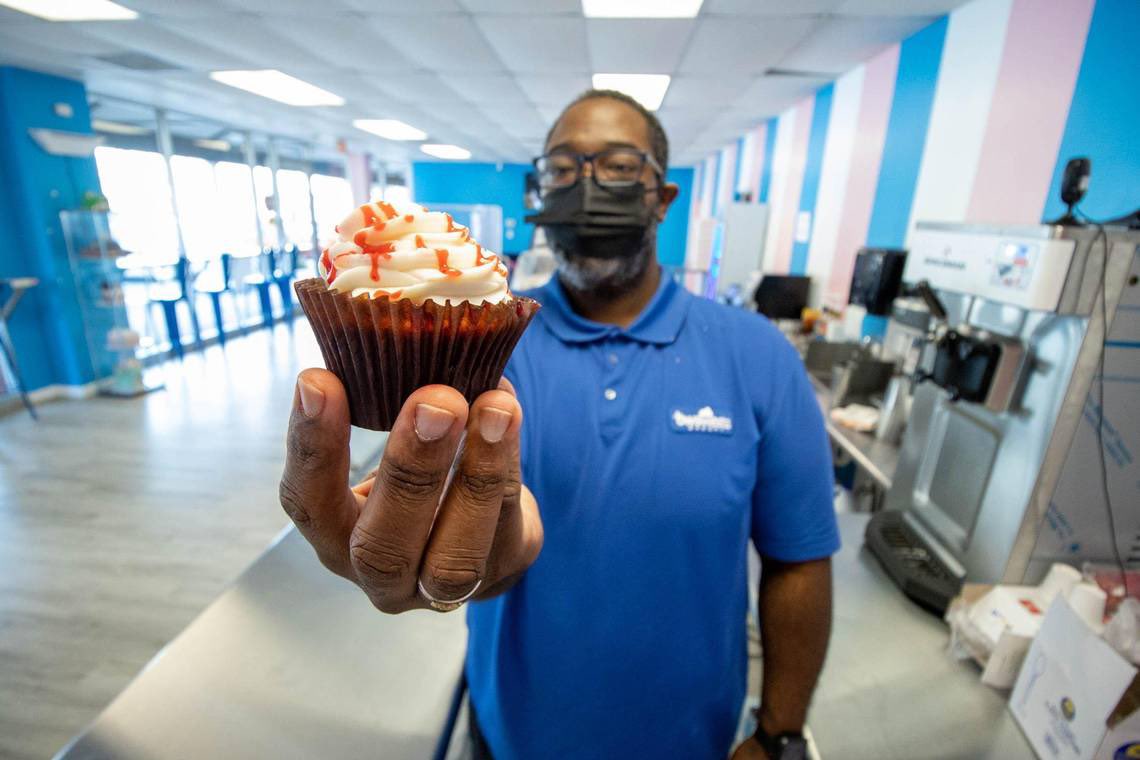 NateHogan9's tweet photo. 9 Black-owned bakeries in Charlotte!
#CLT #Charlotte #MOSB #BOB #bakeries #snacks
https://t.co/IDBb3Fs1XF https://t.co/RwV0DqJ6HZ