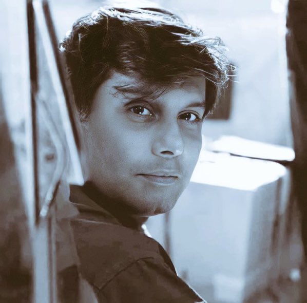 ImranRaizKhan's tweet photo. خدا کی قسم رجیم چینج آپریشن کو سب سے زیادہ اس بندے نے ایکسپوز کیا، پہلے اپنی نوکری سے ہاتھ دھونا پڑا اور آخرکار جان بھی قربان کر دی😭 https://t.co/JDjHclxP2d