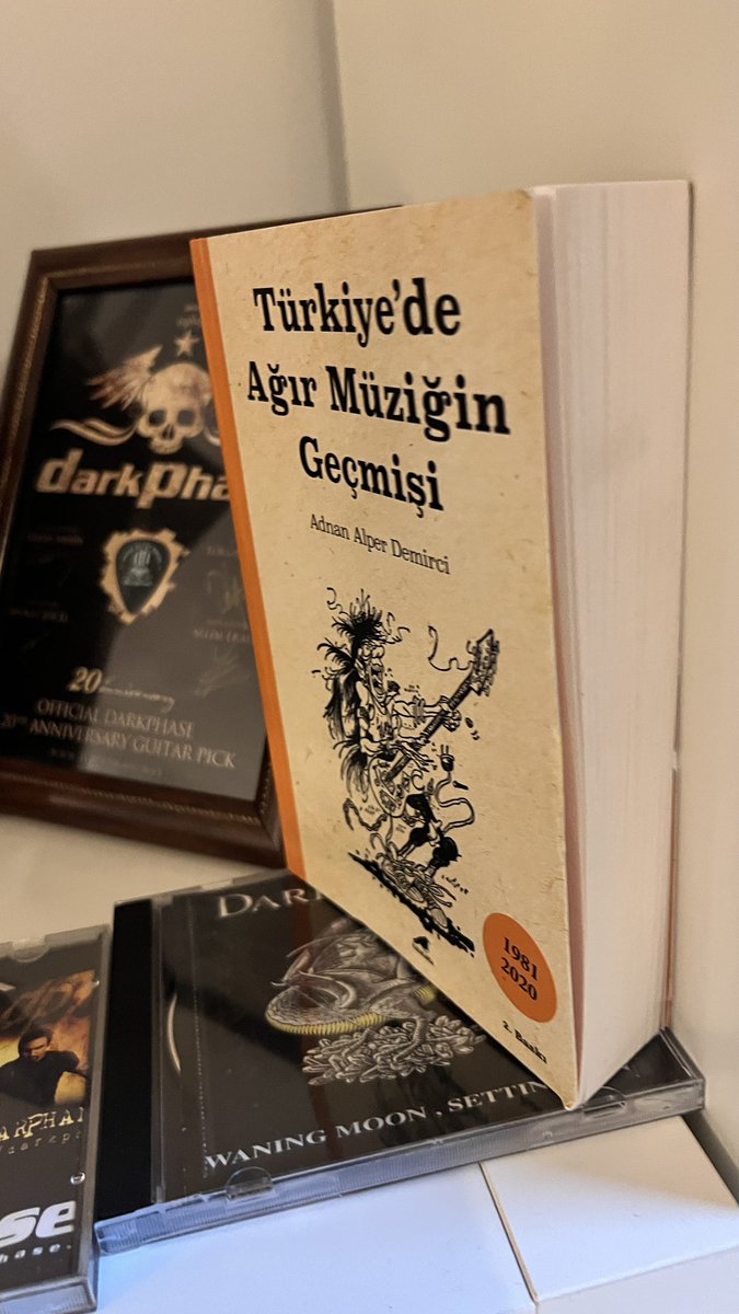 DarkPhase (@darkphase06) on Twitter photo Tarihin bir parçası olmak müthiş bir gurur. Sevgili Alper Demirci muhteşem bir kitap yazmış. Türkiye’de ağır müziğin temsilcilerinden biri olarak çok teşekkür ederiz… <a href="/trde_agir_muzik/">Türkiye’de Ağır Müziğin Geçmişi</a> Tarihin bir parçası olmak müthiş bir gurur. Sevgili Alper Demirci muhteşem bir kitap yazmış. Türkiye’de ağır müziğin temsilcilerinden biri olarak çok teşekkür ederiz… <a href="/trde_agir_muzik/">Türkiye’de Ağır Müziğin Geçmişi</a>