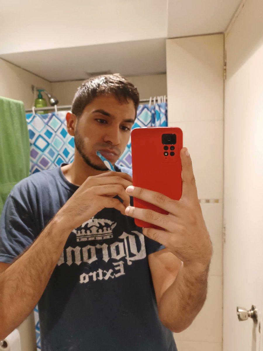 LewilWhatever's tweet photo. Fotos que recibirías si hablaras conmigo 😋 https://t.co/zaYapMC7C0