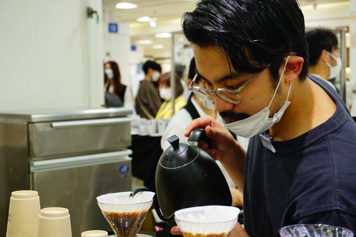 Coffee_Numa's tweet photo. 富山県南砺市井波のhaiz coffeeさんにて麹プロセスのコーヒーをおすすめして飲み比べてもらいました！フードウェルネス系の発信者くあっか君に最新の発酵系コーヒー飲んでもらえて嬉しい！（身体にいいかはしらん笑）  #coffeetrip https://t.co/lFQSvsQ8N9