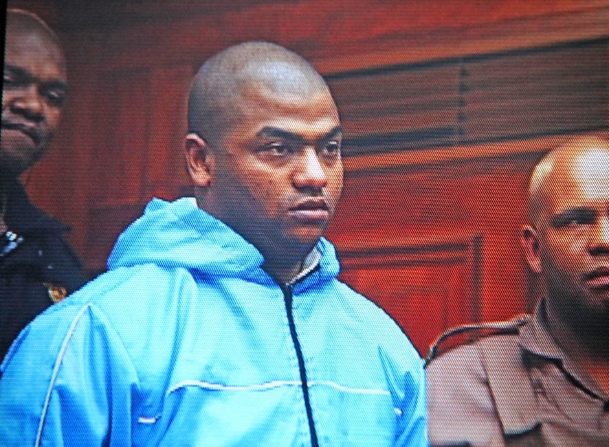 Am_Blujay's tweet photo. Tanzania Police had to beat up Thabo Bester and Dr Nandipha for resisting arrest after a mini road chase and some point they tried running away on foot  https://t.co/nn1hK6DlDa https://t.co/THRocQbB01