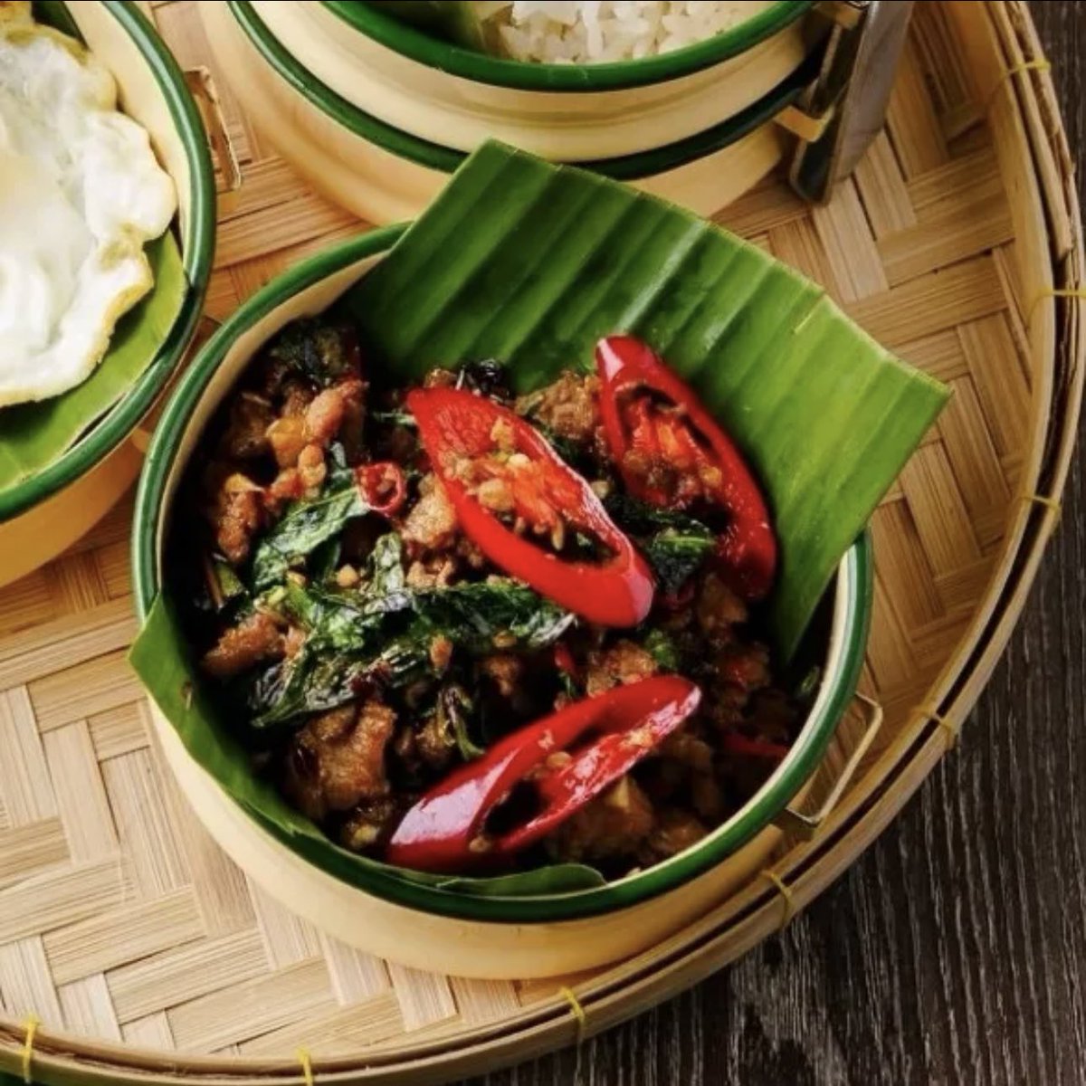 WinmetawinO's tweet image. สำรับอาหารเที่ยงแสนอร่อยมาแล้วค่า มาเติมพลังก่อนลูกก วันนี้มีของอร่อยหลากหลายเมนู มีของโปรดที่นู๋ชอบด้วยน้า อย่างเช่น คั่วกะเพราเนื้อมันเนื้อวากิว (1) 

Thank you for food support by Chinese fans @CN_WinPrim_Fans 

#ห่อกับข้าวในเป้น้องวิน
#winmetawin @winmetawin  #snowballpower