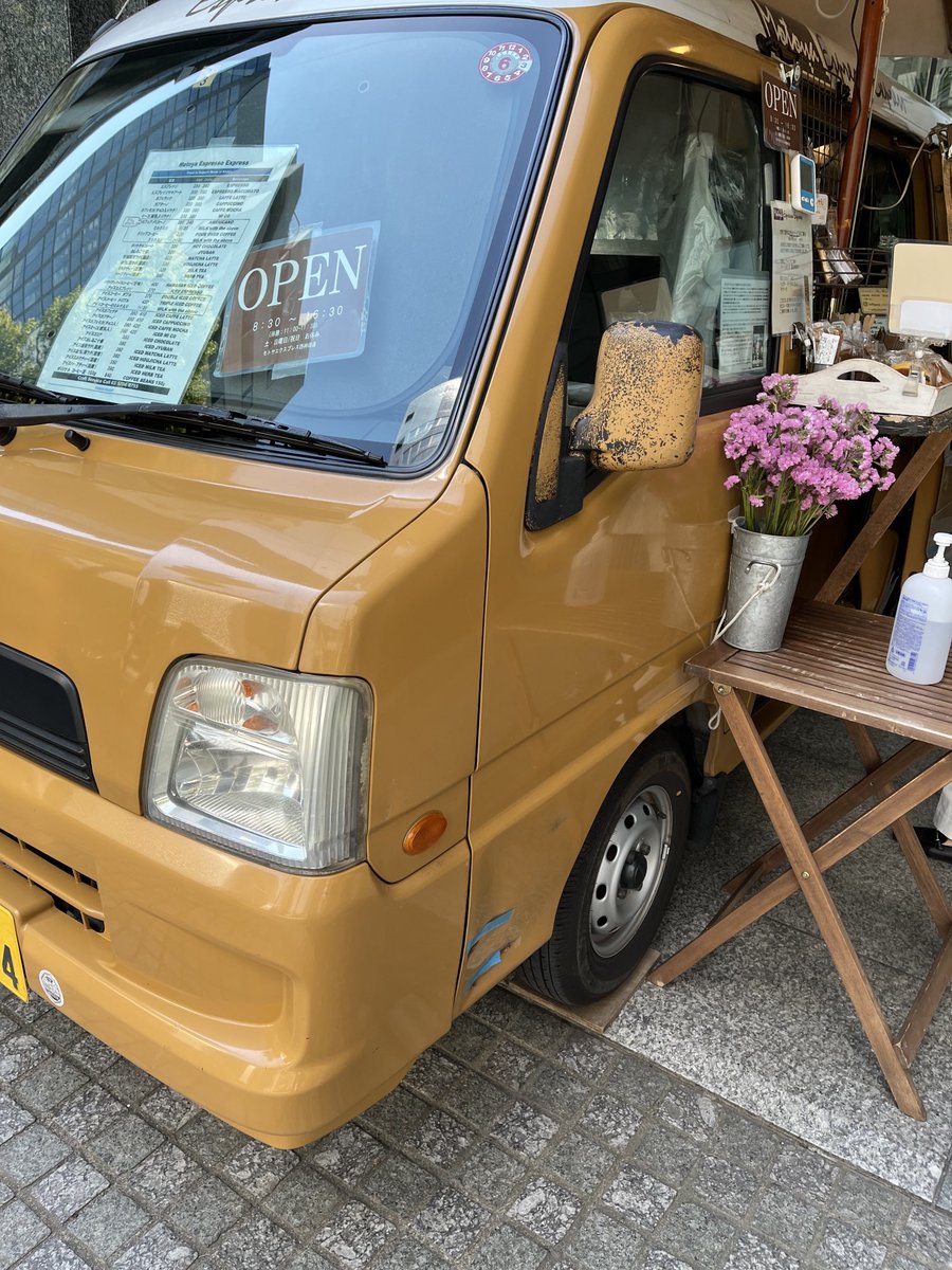 yosuke_anan's tweet photo. 今日は杉野くん差し入れしたカフェカー
#MOTOYAEXPRESS さんに
実際ロケ現場に行った車でした
オフィス街のランチタイムで行列が‼︎
そして今はカフェカー近くのビルの庭でカフェタイム
とても贅沢な時間です
#杉野遥亮
#西神田店
#11時から11時30分までは休憩
#撮影許可をありがとございます https://t.co/AUiaVzKSRY