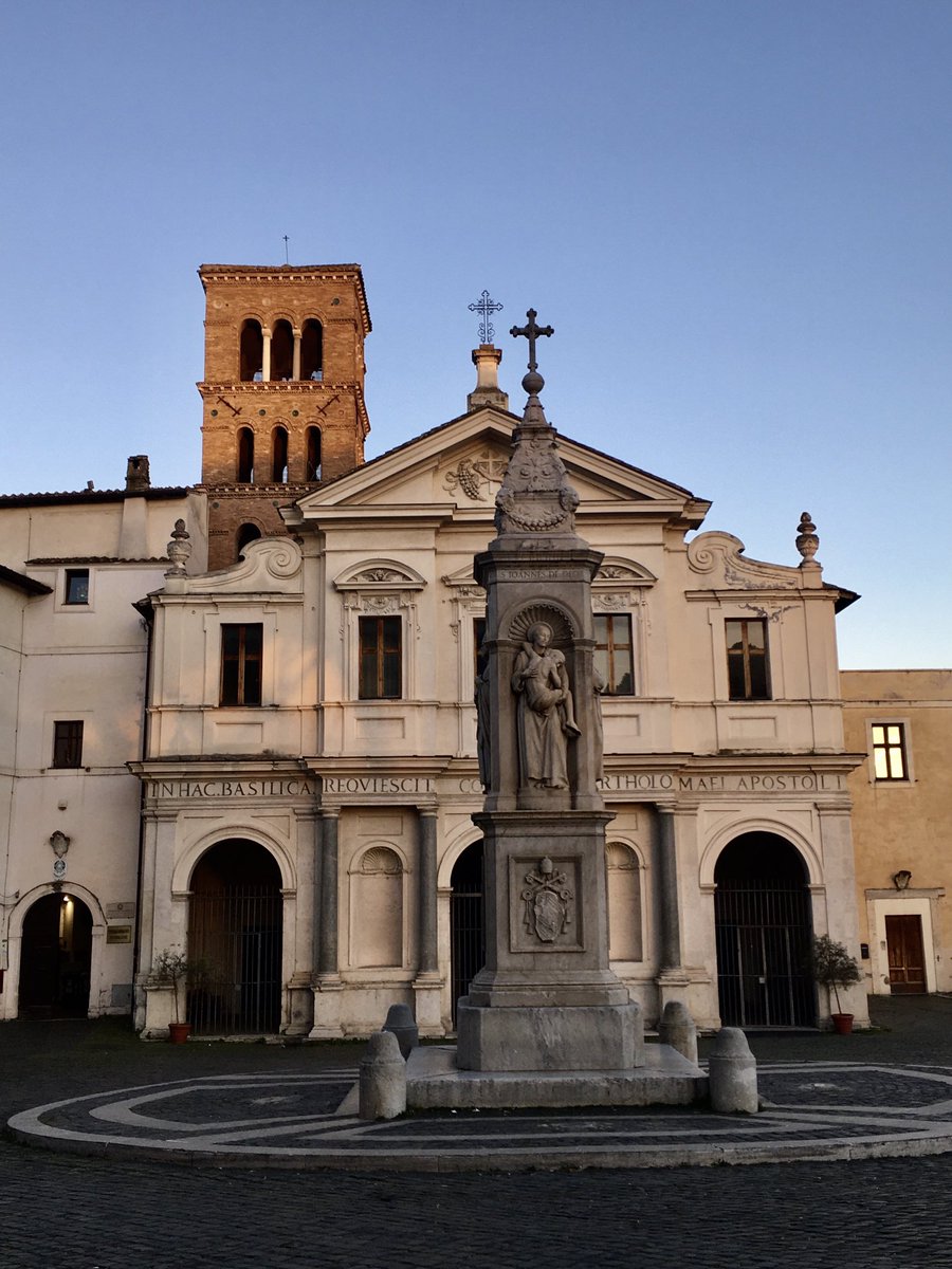 L'ultima luce del giorno! Basilica di San Bartolomeo all'Isola. Isola Tiberina #Roma 🤍 #Rome