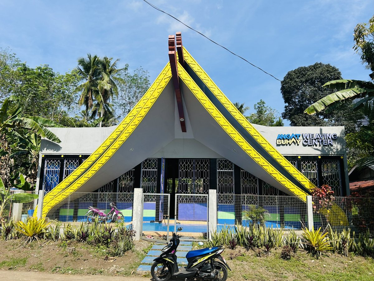 Sinadya namin ang Angat Buhay Weaving Center sa Brgy Buahan, Lamitan, Basilan noong nakaraang linggo para personal na masaksihan kung paanong hinahabi ng mga kababayan nating Yakan ang mga makukulay na telang ginagawang semmek, saputangan, pinalantupan, at pis.