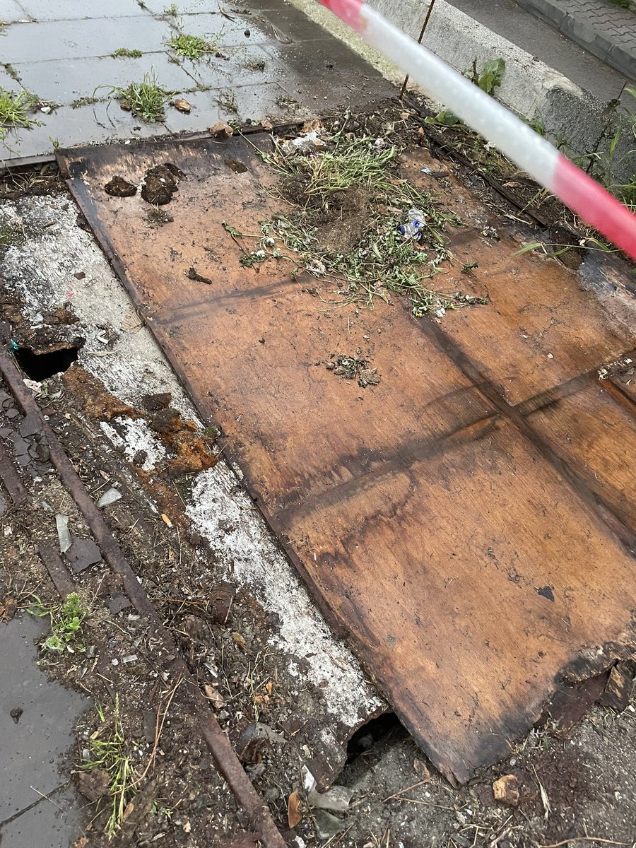 serapaldirma's tweet photo. @MaltepeBelTr daha ne kadar bu şekilde duracak? aldığınız önlem kazaya engel değil !

Yer: Barış Manço parkı https://t.co/cKPkl0HoH9
