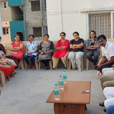 MKrishnappa_'s tweet photo. #ಬೇಗೂರು ವಾರ್ಡಿನ ವಿಶ್ವಪ್ರಿಯಾ ಬಡಾವಣೆಯಲ್ಲಿ ಕೊಡವ ಸಮಾಜದ ಬಂಧುಗಳೊಡನೆ ಕುಂದು ಕೊರತೆಗಳ ಸಭೆಯಲ್ಲಿ ಪಾಲ್ಗೊಂಡು ನಿವಾಸಿಗಳ ಕುಂದು ಕೊರತೆಗಳು ಹಾಗೂ ಸಲಹೆಗಳನ್ನು ಆಲಿಸಿ ಕಾರ್ಯಕ್ರಮವನ್ನು ಉದ್ದೇಶಿಸಿ ಮಾತನಾಡಲಾಯಿತು.
#bjp4bangaloresouth #BJPYeBharavase #MKrishnappa #Beguru
#ಅರಳಲಿದೆ_ಕಮಲ_ಗೆಲ್ಲಲಿದೆ_ಕರ್ನಾಟಕ https://t.co/ti6vRlbVQP