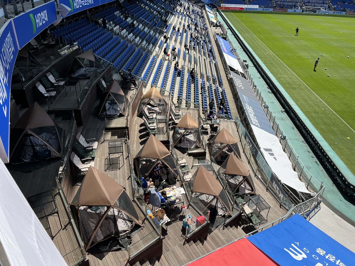 juanbudiman's tweet image. Salah satu tarikan menarik di stadium Ulsan Munsu adalah dgn jualan tiket khas berkonsepkan ‘camping’ yg dilengkapi dgn khemah, meja &amp;amp; 4 kerusi. Penyokong bebas menikmati makanan &amp;amp; minuman bersama keluarga sambil tengok bola. 
Harga tiket dianggarkan pada RM333. 
Menarik bukan?