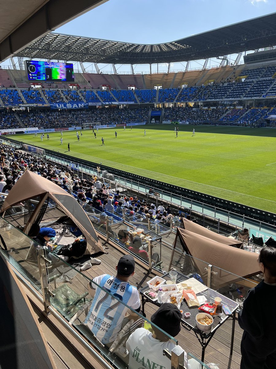 juanbudiman's tweet image. Salah satu tarikan menarik di stadium Ulsan Munsu adalah dgn jualan tiket khas berkonsepkan ‘camping’ yg dilengkapi dgn khemah, meja &amp;amp; 4 kerusi. Penyokong bebas menikmati makanan &amp;amp; minuman bersama keluarga sambil tengok bola. 
Harga tiket dianggarkan pada RM333. 
Menarik bukan?