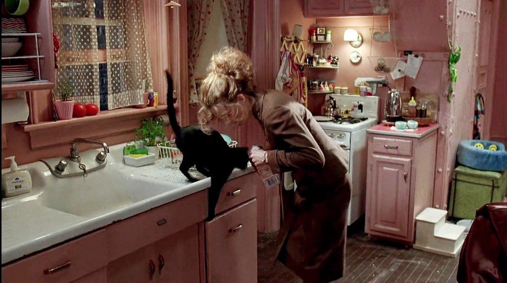 es0tericshawty's tweet photo. selina kyle’s apartment in batman returns  😫😫 https://t.co/Ijhsb8VxPj
