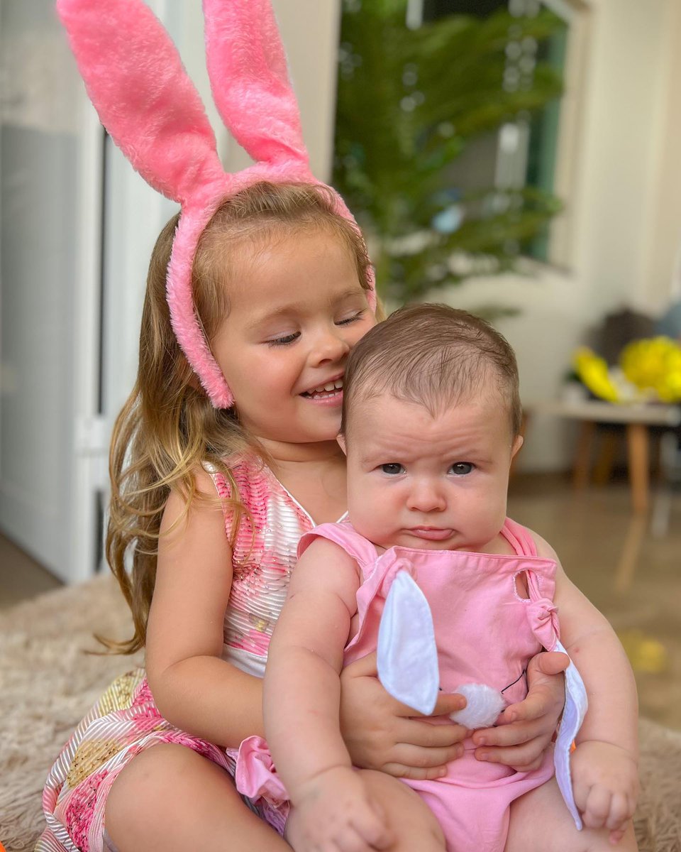 kuttlerLiz's tweet photo. 🐰 Liz&amp;Pippo 

Nossa páscoa não foi diferente, eu meu priminho Pippo nós divertimos muito. Acho que ele gostou de ficar no meu colo. 👀🤭
@amordepippo https://t.co/8O0Nqw38u0