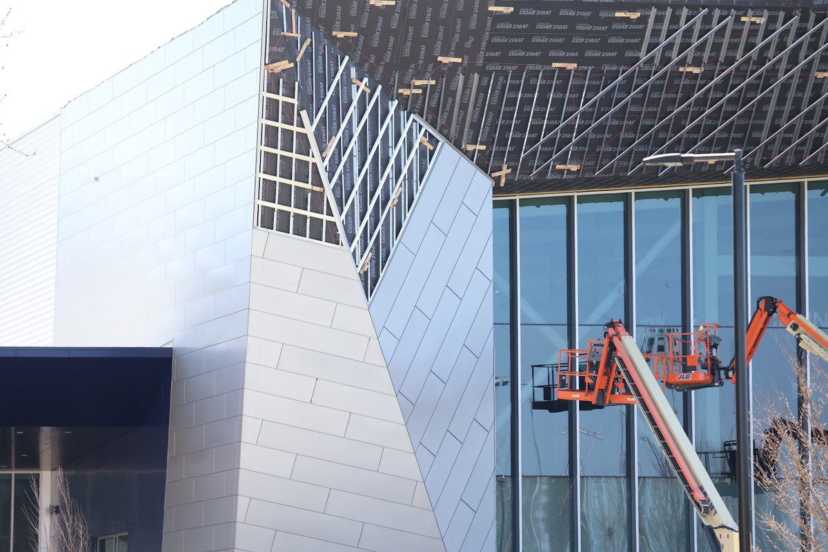 Ian_Bethune's tweet image. Looks like the paneling for the facade at Toscano Family Ice Forum has come in @UConnMHOC @UConnWHOC #IceBus
