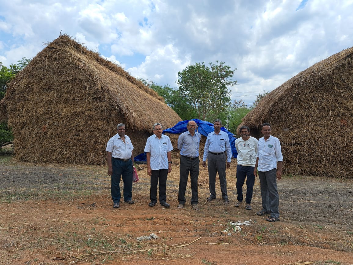 Jeypeefarm's tweet image. Virudhunagar Agri Horti Association gifted bee box to samba S4 chilli farmers who religiously avoided hazardous pesticide for Global GAP. Farmers stood by their word &amp;amp; it's our responsibility to recognise them #GoodPick  @VNRCollector @jeyaseelan_vp @Spices_Board @agridept_tn
