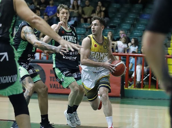 comumercedes's tweet photo. #LNB 🔥🏀 ¡¡Ganóo Comuu!!
🏛 Atenas 81 (McClenton 18pts+12rts)
🐊 Comu 90 (Johnson Jr 24pts)
📸 Prensa @Atenas_oficial
#VamosComu 💛🖤🐊 https://t.co/z2vcY3LFKa
