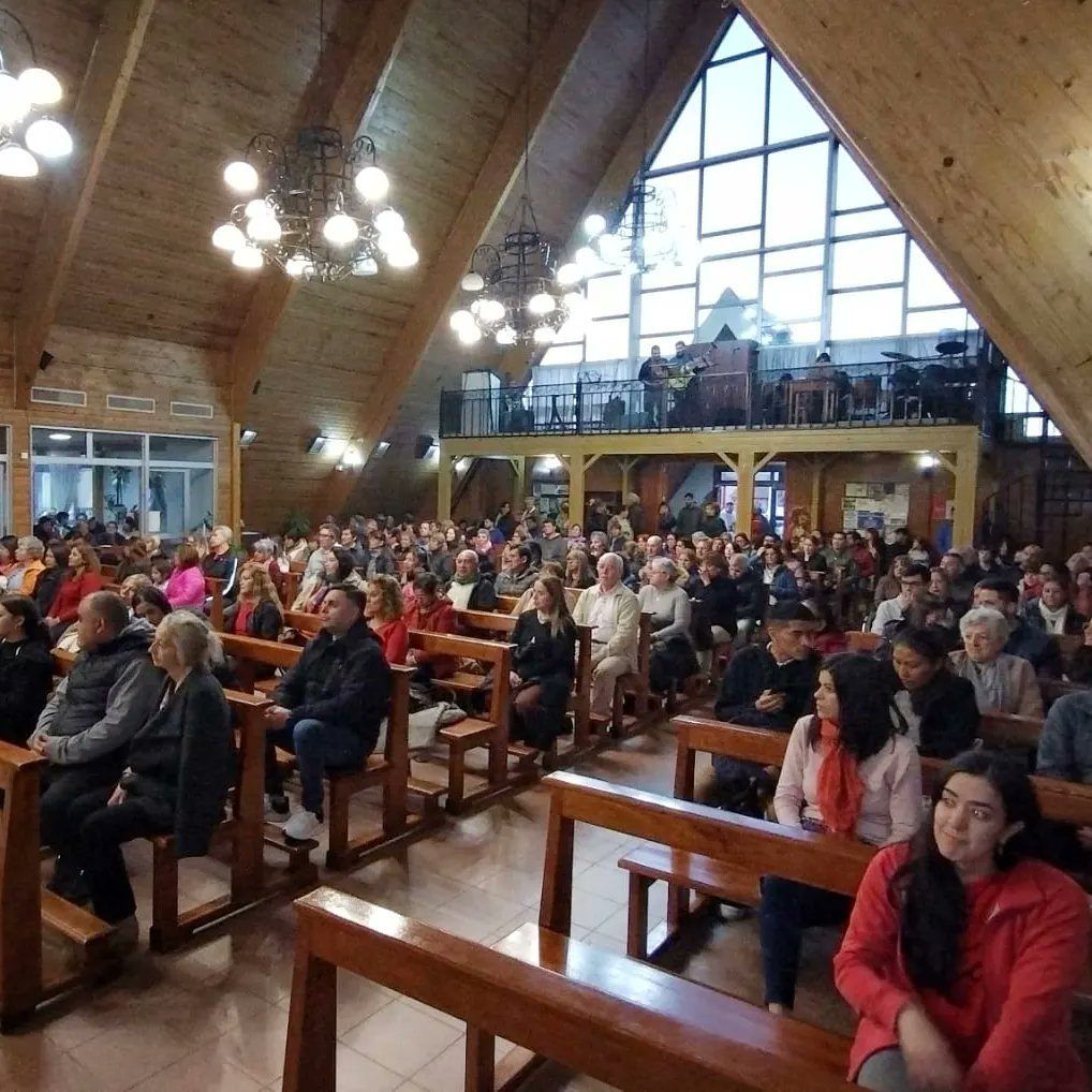 CSusnar's tweet photo. ✨ Feliz y agradecida de compartir esta Misa de Pascua en la querida Parroquia Sagrada Familia de Río Grande.

Agradezco enormemente la generosidad de siempre del padre Iván.

Feliz domingo! https://t.co/LAwtJnHDDS