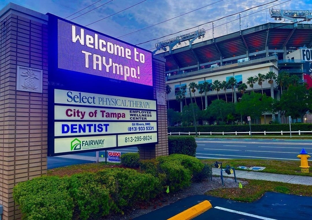 TheSwiftSociety's tweet photo. 📷| ‘Welcome to TAYmpa!’ sign ahead of Eras Tour. https://t.co/V82AQGUKvL