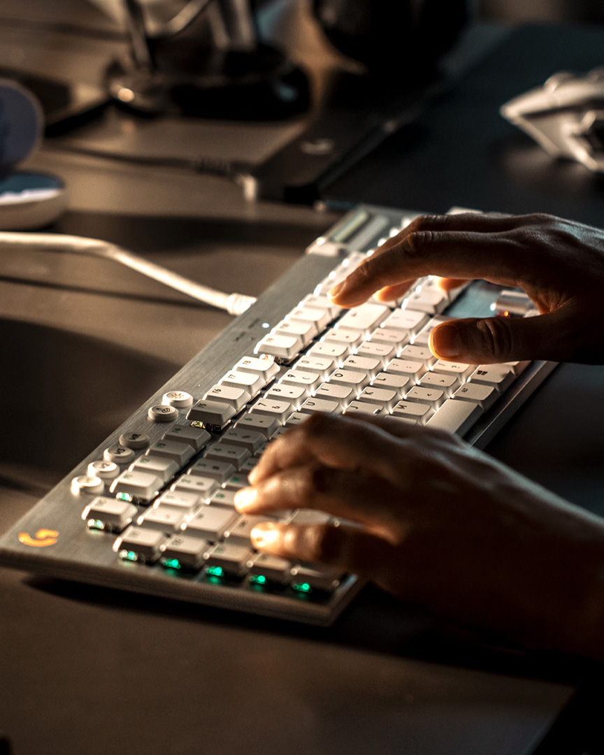LogitechG_ANZ's tweet photo. Poised and ready for battle. 🤍⚔️

With an ultra-thin design and low-profile GL mechanical switches, the #G815 is the sleekest battle buddy out there—now available in White! 🙌

https://t.co/27hGIiws8e https://t.co/aTp76uLFFi