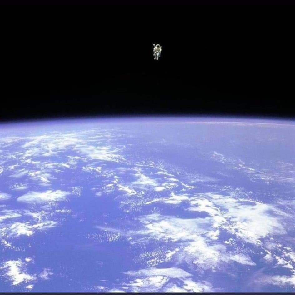 LA FOTOGRAFÍA ESPACIAL MÁS ATERRADORA DE LA HISTORIA 🤯🤯

El astronauta Bruce McCandless II flota sin ataduras, lejos del transbordador espacial, con nada más que su unidad de maniobra que lo mantiene con vida. La primera persona en la historia en hacerlo.