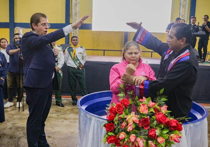 Louvado seja Deus na Semana Santa na cidade de Maués tivemos 401 preciosas almas sendo batizadas contamos com a presença do Pr Rafael Rossi ( DSA ) Pr Assis Gonçalves ( UNOB ) e dos pastores Silvano, Jeremias e Hugo ( distritais ) que mobilizaram os três distritos,Glórias a Deus
