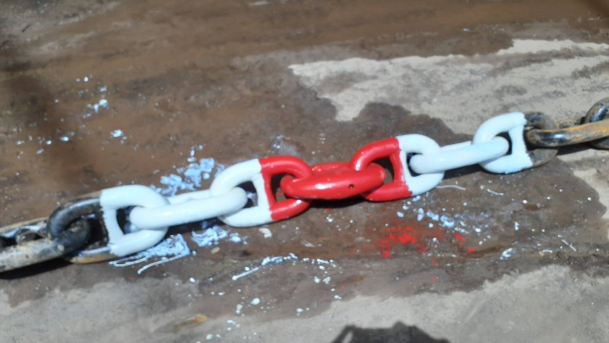 アンカー(錨)の話し アンカーチェーン (錨鎖)は、1シャックル(節)と呼び1シャックル25m。1節毎にケンターシャックル(連結用)赤色でつなぎます。通常のチェーンをコモンリンク と呼び。赤色のケンタシャックルの次のコモンリンクに白色を塗りコモンリンク白の数で何 ...