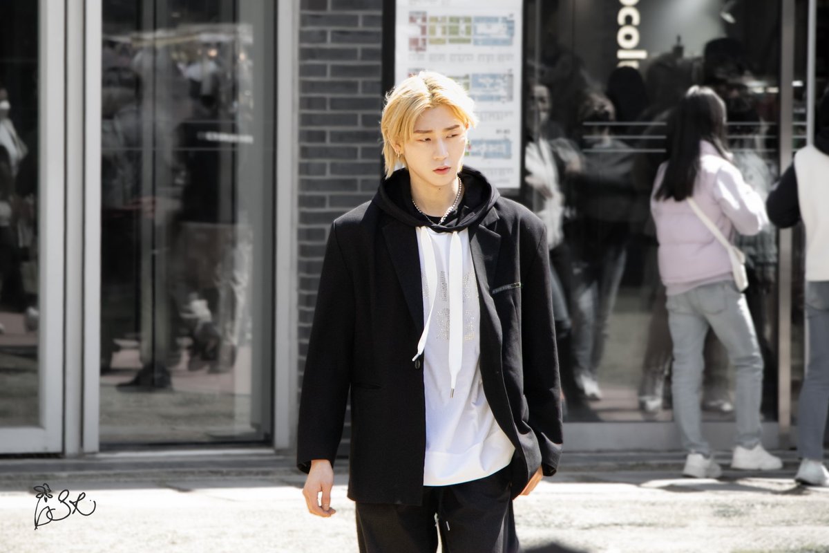 springrose__'s tweet image. 230408 🍀🎸 송도 버스티벌

#BUMJUN #범준 @official2z •
#2Z #2Zband #tuzi #투지 #투지밴드