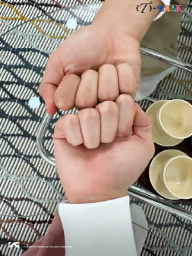 진심 ..
의심됨ㅋㅋ
아닌가??
근데손이 딱
바지가 딱