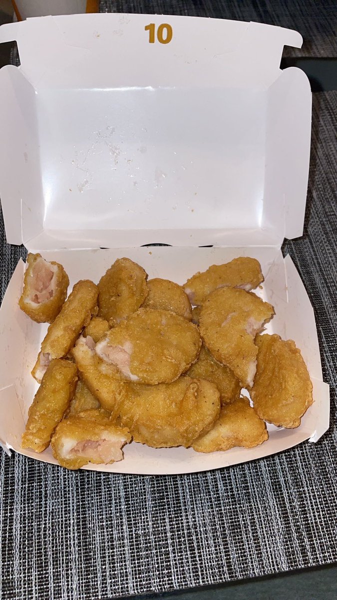 CharlesGagn20's tweet photo. Alors là, franchement déçu du service du McDo. Des nuggets aucunement cuite. D’une couleur rose cochon qui porte à croire au cancer. Wallah pu jamais à tous les consommateurs de McDo faites gaffes. C’est inadmissible frérot🤮🤮🤮#degoutant #McDonalds #wallahpujamais https://t.co/ptl5Nc9HU2