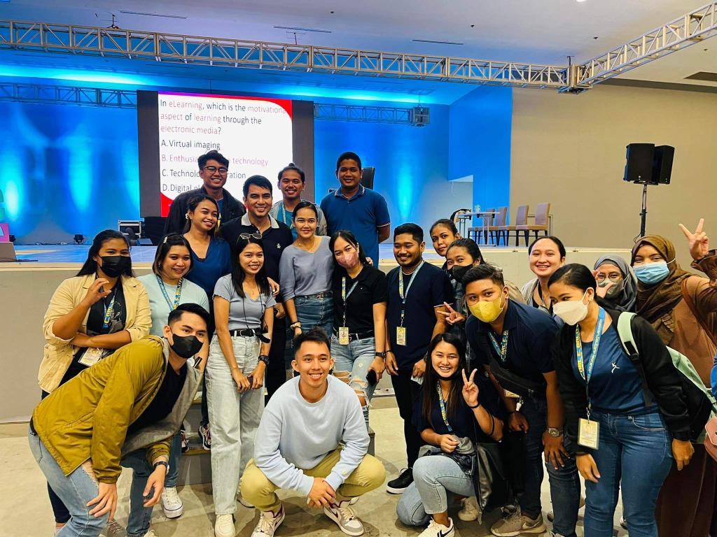 thelapingbimbim's tweet photo. Happy Birthday @drcarlbalita Thank you for inspiring and motivating us! 💙💙

#HappyBirthdayDrCarlBalita
#FatherOfPhilippineReview https://t.co/CUh5HldNUm