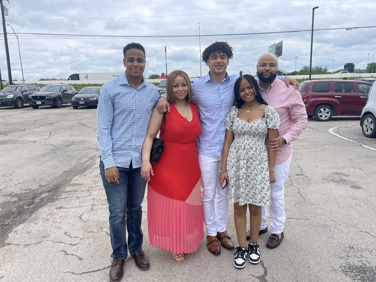 _jalenalexander's tweet photo. It does not and will not ever get as good as this. Not much more I can ask for with having the people in this picture. I hope everyone was fortunate enough to spend the day with their family as I was! God First God Bless 🙏🏽 https://t.co/MAM50U6zh6