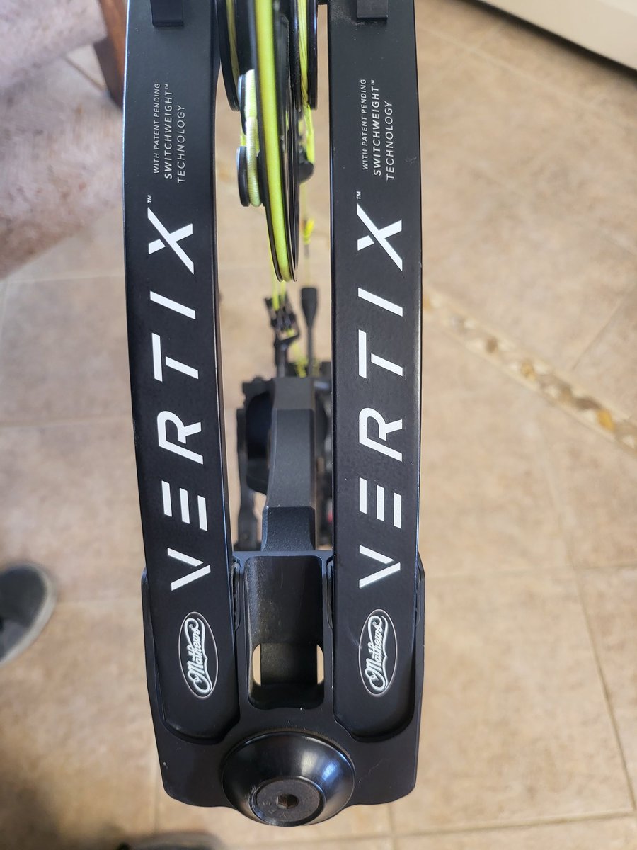 Thefookame's tweet photo. Been really down lately so my fam got me a badass new bow to pick up my spirits! https://t.co/CjLAIBLVBa