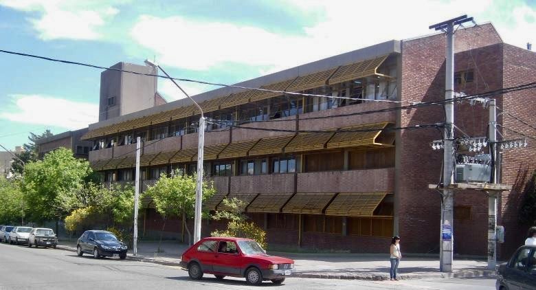 CaroRambeaud's tweet photo. El #16A me toca votar en la #EPET14, escuela técnica del centro de la ciudad que no tuvo un solo día de clases en marzo/23. Triste e injustificable. 
El #16A voto #Educación. Voto un #Cambio de verdad.
Voto @CerviPablo gobernador.
#Lista675 #JxC #Neuquén 
https://t.co/Av6jKA8UYT https://t.co/y6sWF6HUKP