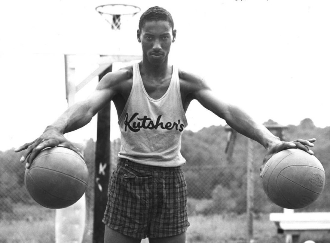 timelesssports_'s tweet photo. (1954) Wilt Chamberlain in high school holding two basketballs with two fingers each. 😳 https://t.co/Axgua236QM