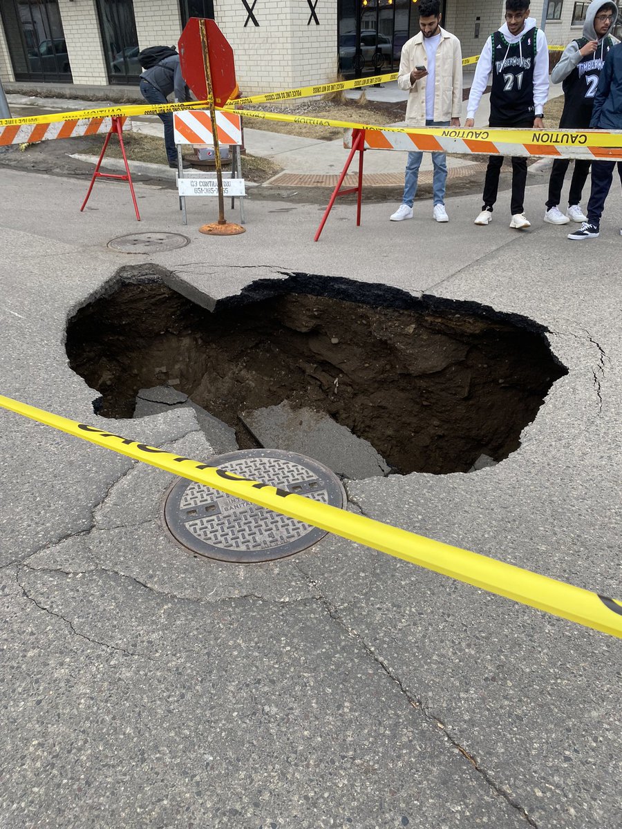 MPRnews's tweet photo. ✨hot girl sinkhole spring✨ this is your official alert to AVOID south girard and west 27th in Minneapolis. critical photo journalism by @zacharyzalman https://t.co/X2069opYYG