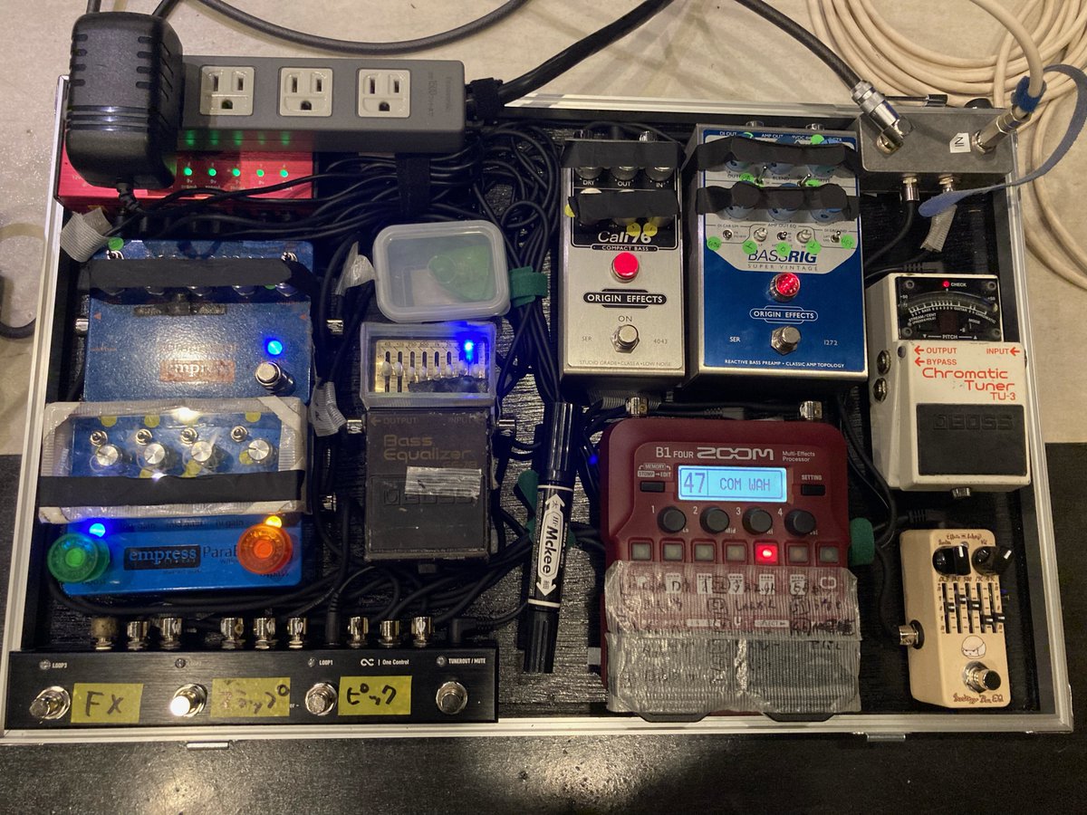 tomokazkawamura's tweet image. アルカラのベース、下上貴弘さんの最新ペダルボードお写真をいただきました！
One Control Xenagama Tail Loop MKIIIやEffects BakeryマリトッツォベースEQをお使いいただいております。いつもありがとうございます！みなさんも是非参考になさってください。

＃アルカラ
#ONECONTROL
#EFFETSBAKERY