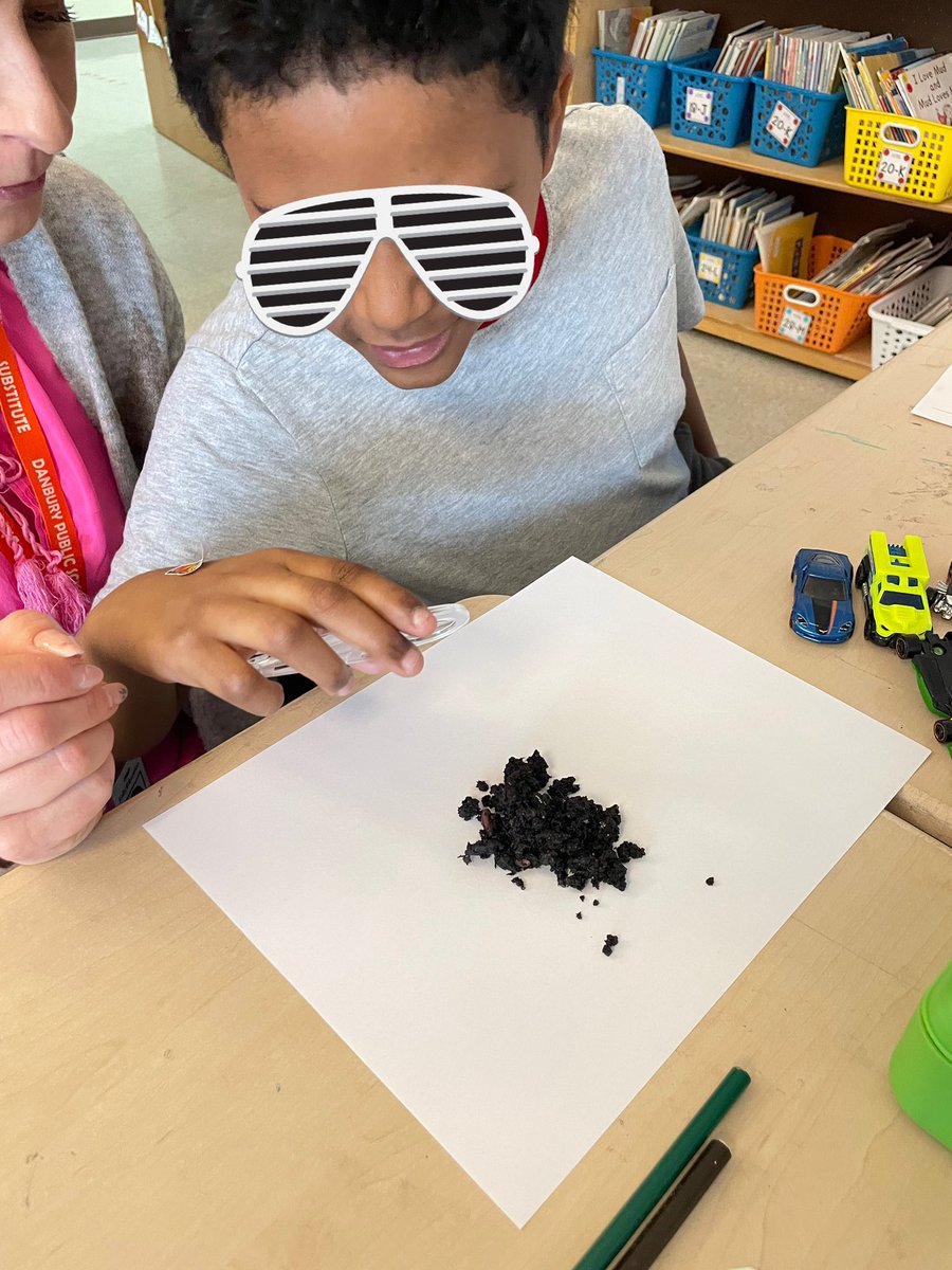 StadleyRough's tweet image. These lucky #STRsecondgrade Ss  had a guest reader that taught them all about worms 🪱 #STRreads #STRscience