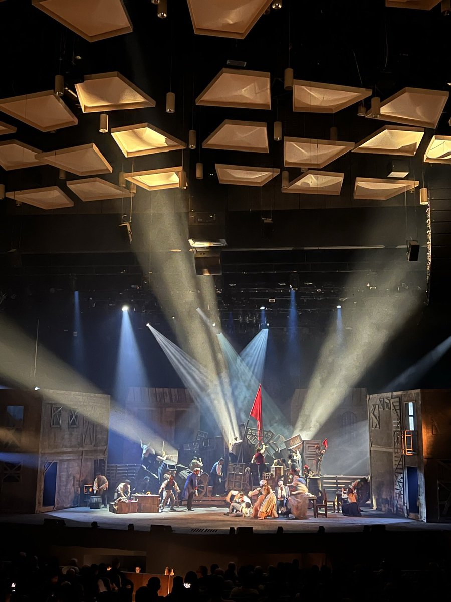 victorianoguer's tweet photo. Los Miserables el musical más visto en el mundo regresa a Venezuela en el @teresacarreno @losmiserablesve por una producción de @ClasVzla acompañados por @AyacuchoSonando • Que orgullo tener la oportunidad de poder presenciar una obra como esta en nuestro país. Magnífico! https://t.co/vNsYxDpmjK