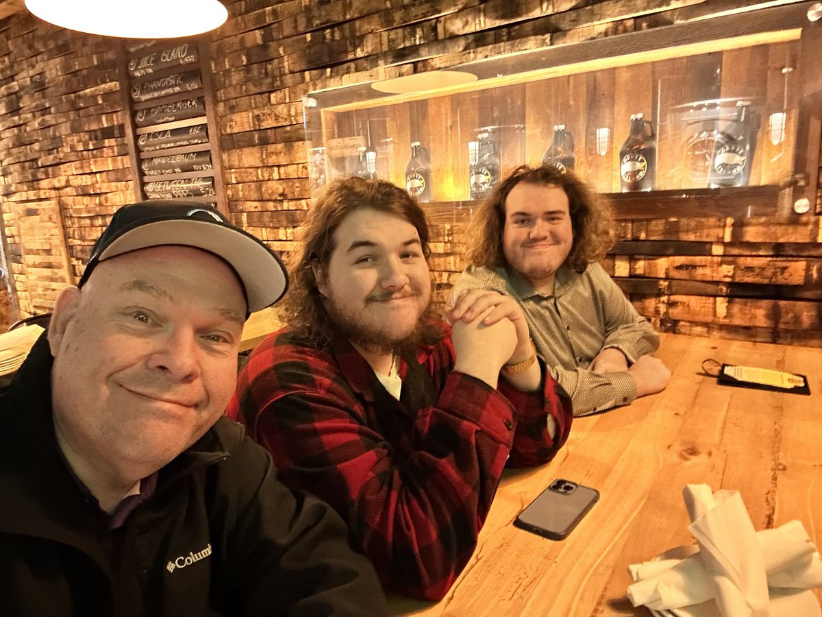 pjcsaszar's tweet photo. Good Friday trip to Toronto. Love these guys always and forever.  #familytime https://t.co/Yty0LE3too